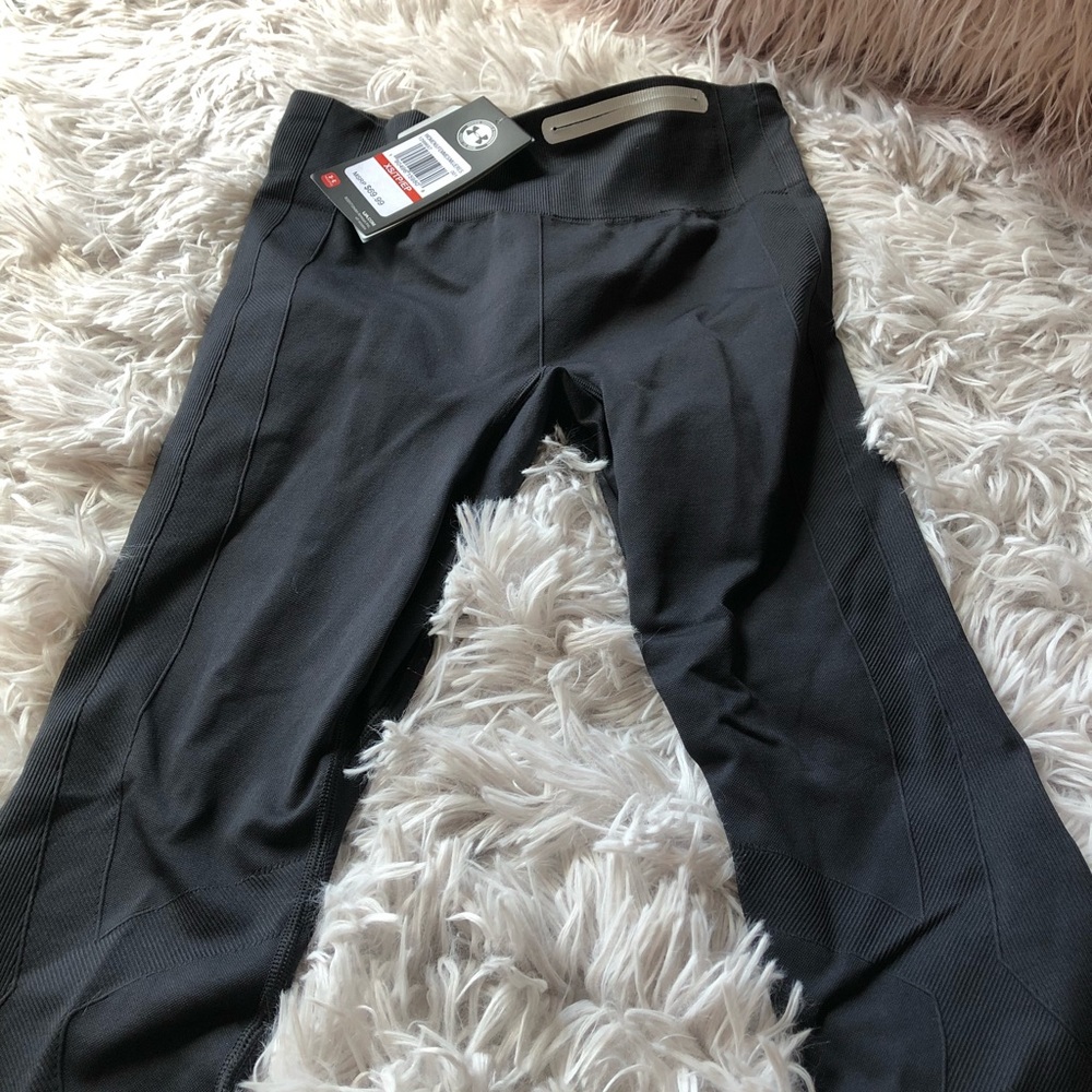 NWT UNDER ARMOUR  seamless crop leggings. Sz: xs